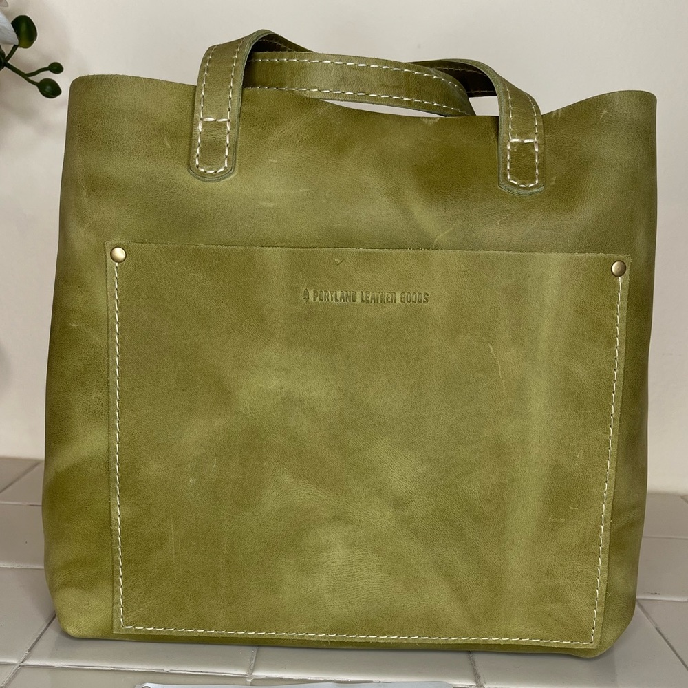NEW Anjou Portland Leather Goods Medium Classic Crossbody